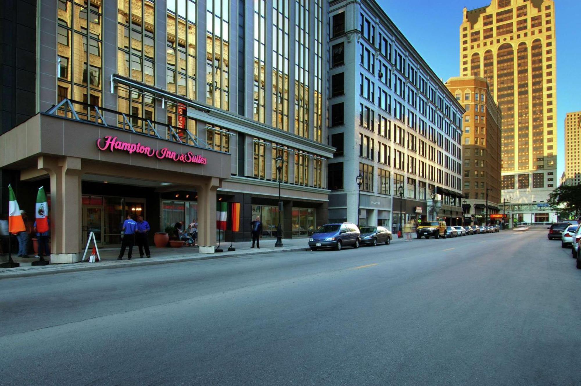 Hampton Inn & Suites Milwaukee Downtown Bagian luar foto
